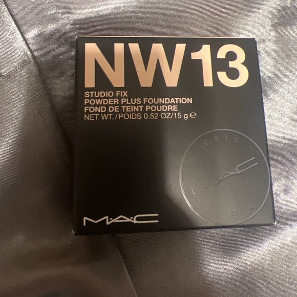 Mac Cosmetics Studio Fix Powder Plus Foundation NW13. Full size - Picture 2 of 10